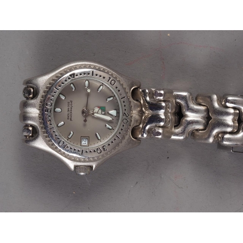 312 - A lady's Tag Heuer wristwatch with stainless steel bracelet