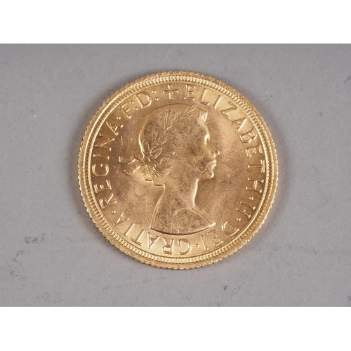 317 - An ERII gold sovereign, dated 1967