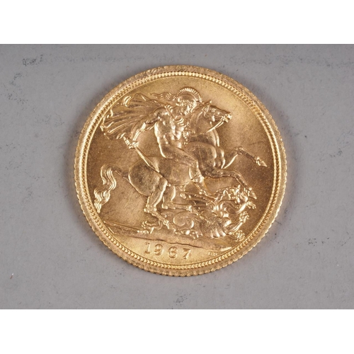 317 - An ERII gold sovereign, dated 1967