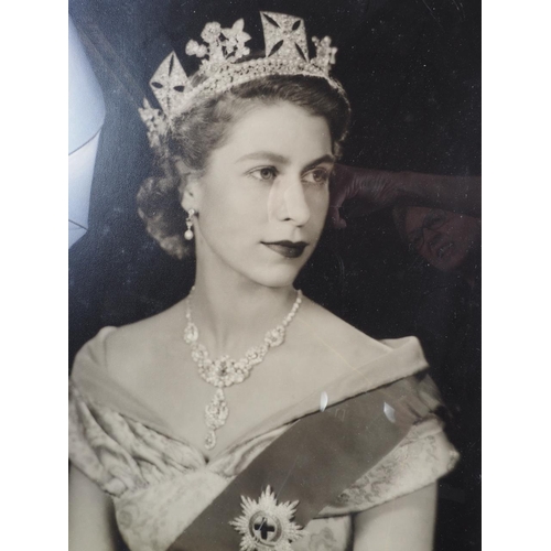 326 - Dorothy Wilding: a signed silver print of Her Majesty Queen Elizabeth II, in original tissue mount, ... 