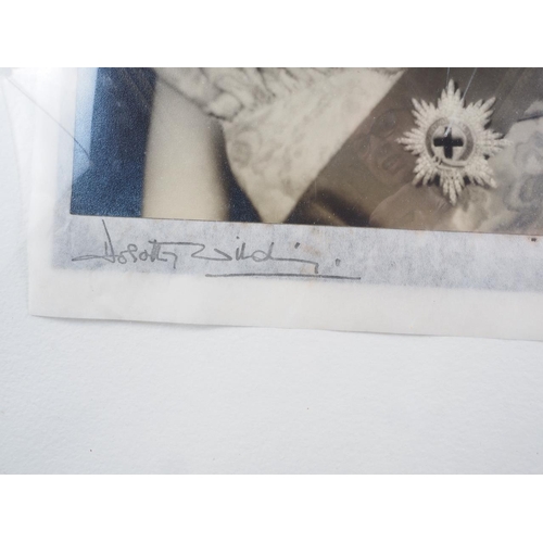 326 - Dorothy Wilding: a signed silver print of Her Majesty Queen Elizabeth II, in original tissue mount, ... 