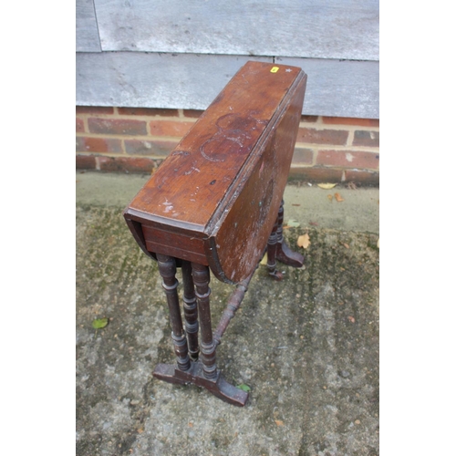 467 - A late 19th century walnut Sutherland table, 21