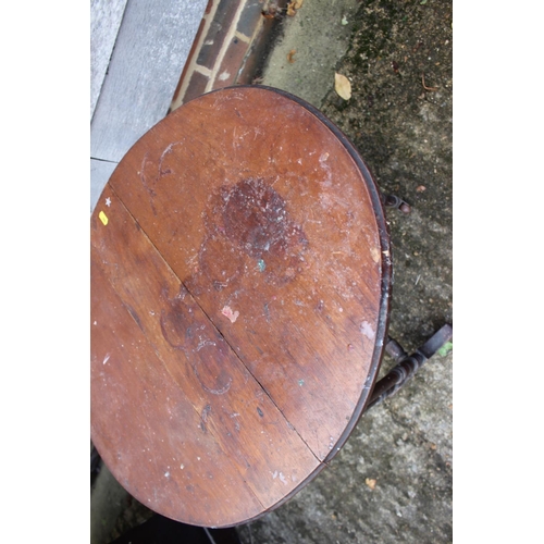 467 - A late 19th century walnut Sutherland table, 21