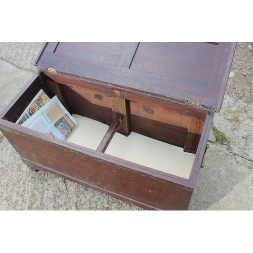 558 - A mahogany blanket box, on bracket feet, 36