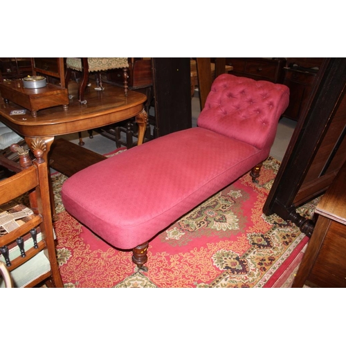 565 - An early 20th century chaise-longue, button upholstered in a red fabric, on turned and castored supp... 