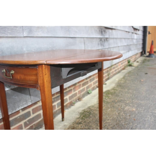 566 - An Edwardian mahogany oval Pembroke table, fitted one drawer, on square taper supports, 29