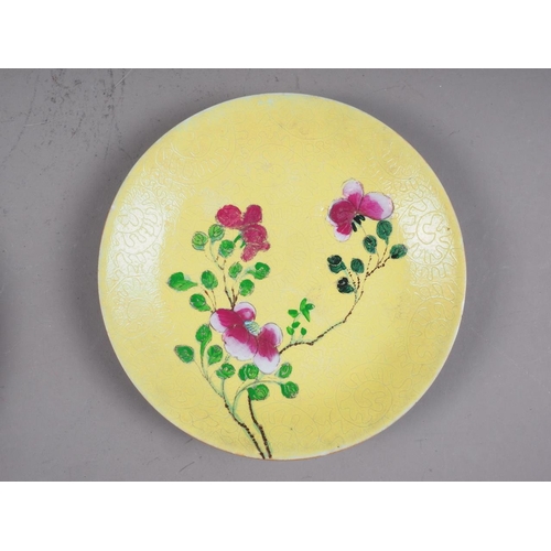 86 - A Chinese porcelain yellow glazed and floral decorated plate with seal mark, 7 5/8