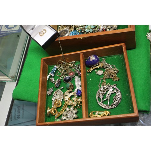 303 - A quantity of costume jewellery, including beaded necklaces, bangles, pendants, etc