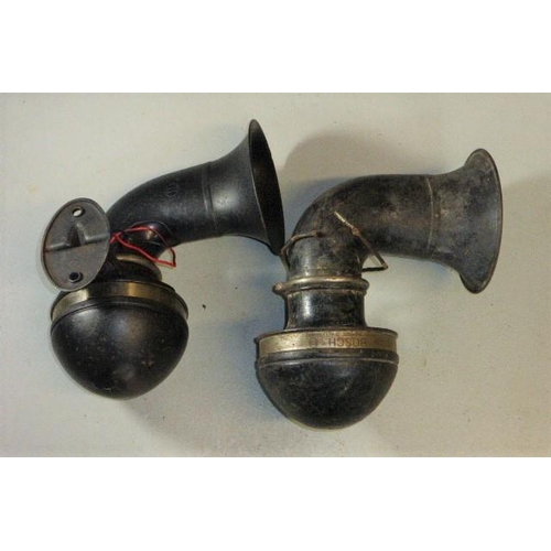 174 - Two Bosch 12-Volt Horns. Vintage period electric horns, with firewall mounting brackets. Both horns ... 