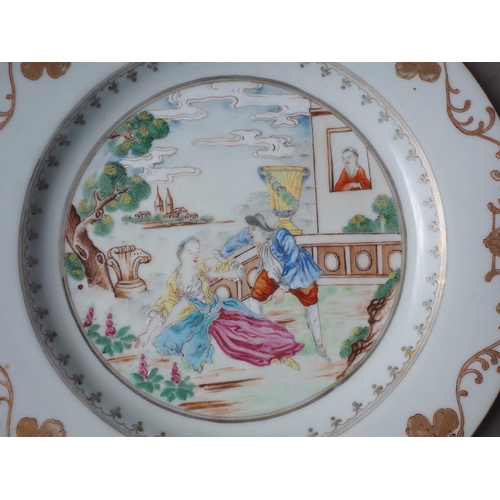 86 - An 18th century Chinese export plate with European  figures in a garden and gilt scroll decoration, ... 