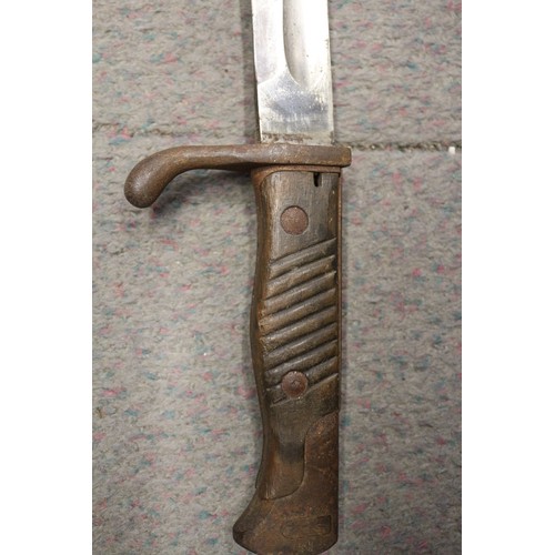 242 - An early 20th century sword bayonet, 27