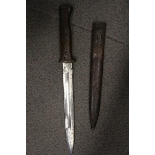 242 - An early 20th century sword bayonet, 27