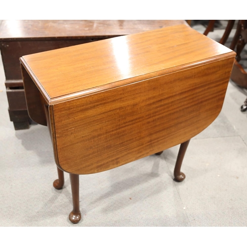 510 - A mahogany drop leaf occasional table, on cabriole supports and pad feet, 30