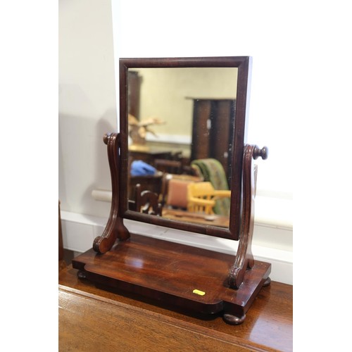 510 - A mahogany drop leaf occasional table, on cabriole supports and pad feet, 30