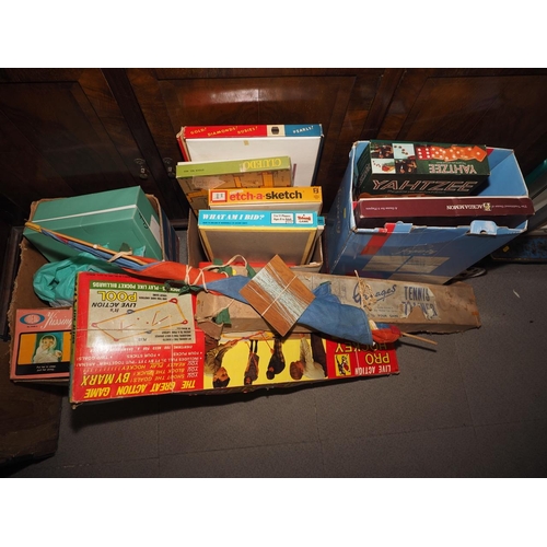 191 - A quantity of vintage boxed board games, including Cluedo, What am I bid? and other games, a vintage... 