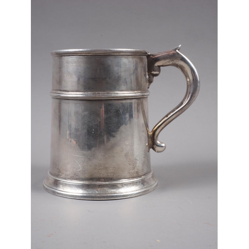 314 - A silver tankard of Georgian design with Oxford Bull crest, 13.7oz troy approx