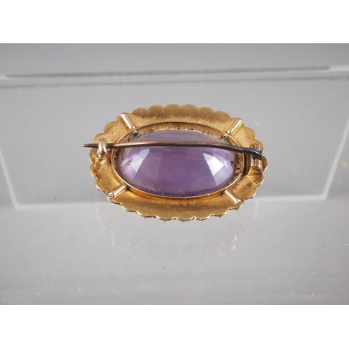 359 - An oval yellow metal and amethyst brooch, 9.3g gross