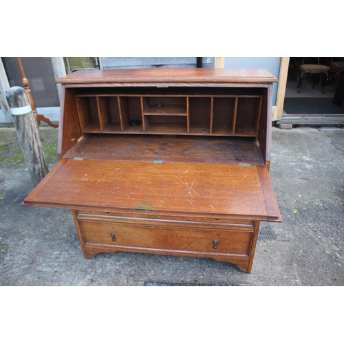 511 - An Edwardian oak fall front bureau with fitted interior over three drawers, on bracket feet, 42