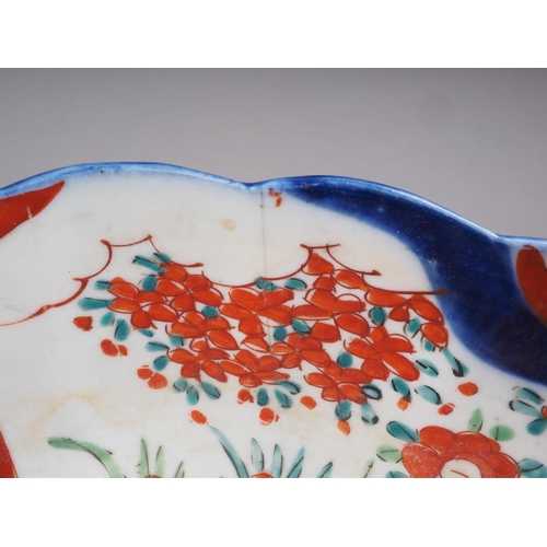 105 - An Imari pattern bowl, 10 3/4