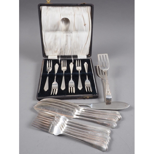 283 - A pair of silver sugar tongs, 0.9oz approx, a pair of silver plated sandwich servers, a cased set of... 