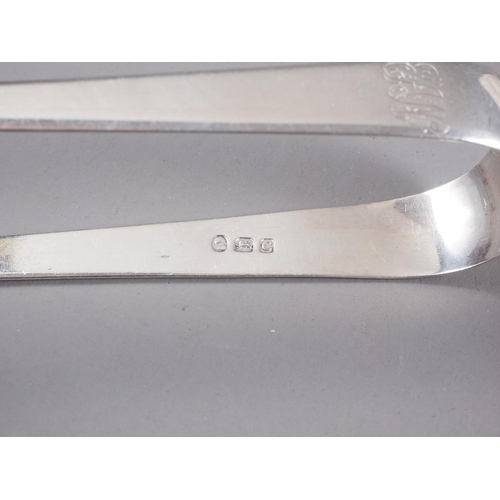 283 - A pair of silver sugar tongs, 0.9oz approx, a pair of silver plated sandwich servers, a cased set of... 