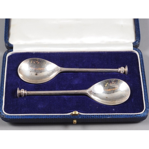 300 - A pair of silver Tudor style seal top spoons, in case, 1.9oz troy approx