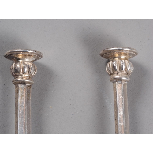 300 - A pair of silver Tudor style seal top spoons, in case, 1.9oz troy approx