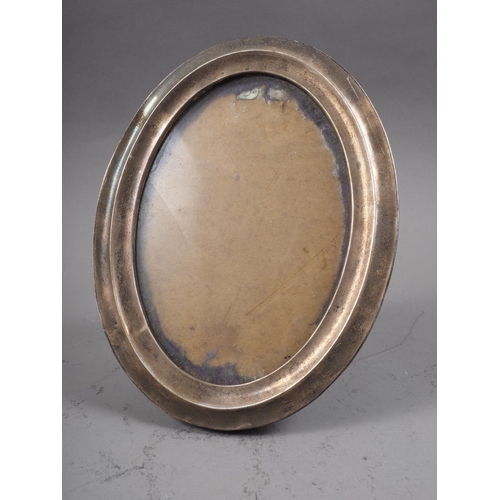 304 - A silver oval easel photo frame, 6 3/4