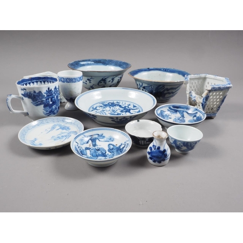 96 - A Chinese blue and white dish with dragon and phoenix decoration, six-character mark and double ring... 