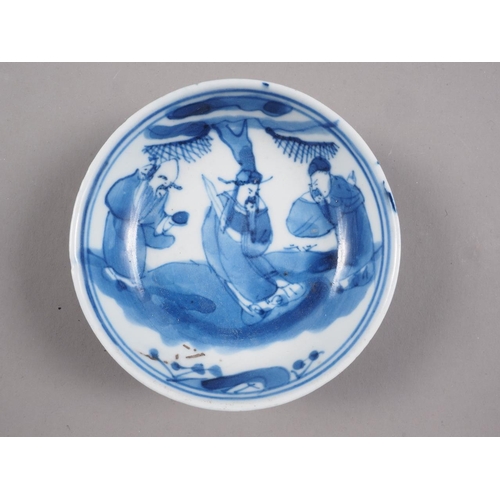 96 - A Chinese blue and white dish with dragon and phoenix decoration, six-character mark and double ring... 