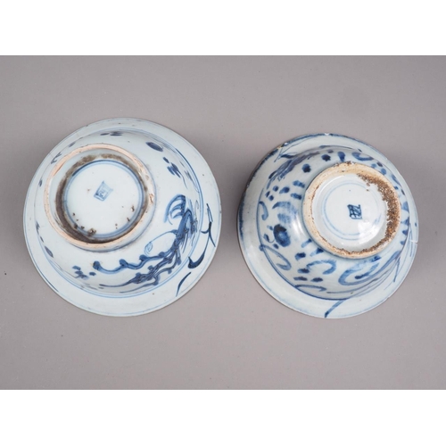 96 - A Chinese blue and white dish with dragon and phoenix decoration, six-character mark and double ring... 