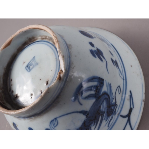 96 - A Chinese blue and white dish with dragon and phoenix decoration, six-character mark and double ring... 