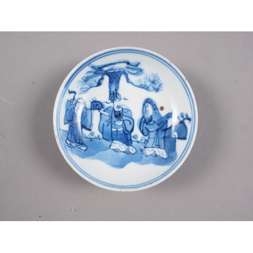 96 - A Chinese blue and white dish with dragon and phoenix decoration, six-character mark and double ring... 