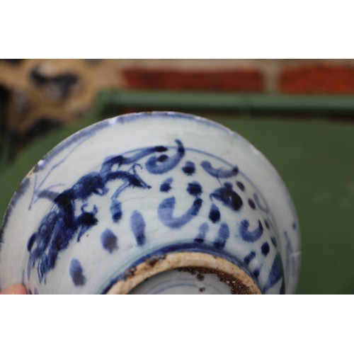 96 - A Chinese blue and white dish with dragon and phoenix decoration, six-character mark and double ring... 