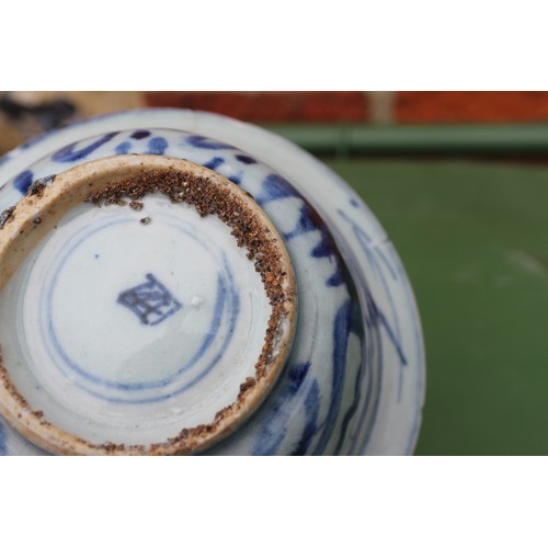 96 - A Chinese blue and white dish with dragon and phoenix decoration, six-character mark and double ring... 