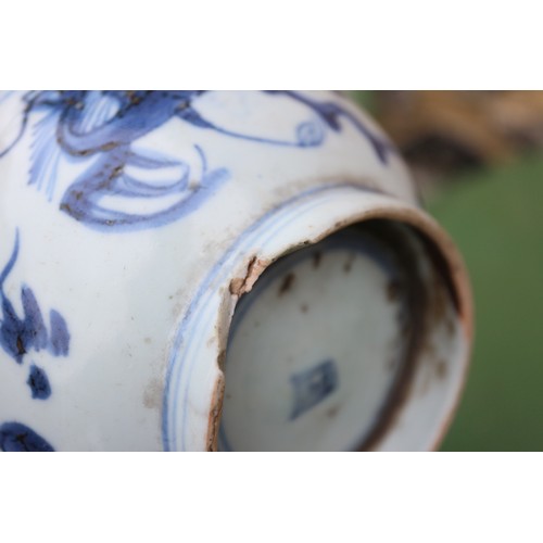 96 - A Chinese blue and white dish with dragon and phoenix decoration, six-character mark and double ring... 