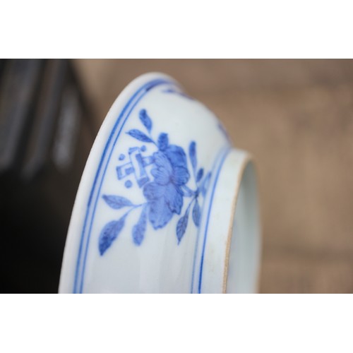 96 - A Chinese blue and white dish with dragon and phoenix decoration, six-character mark and double ring... 