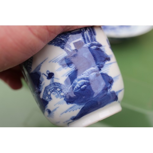 96 - A Chinese blue and white dish with dragon and phoenix decoration, six-character mark and double ring... 