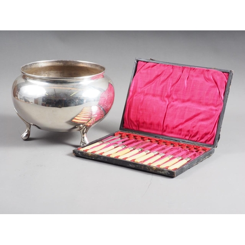 270 - A silver plated bowl, on three ball feet and a set of tea knives, in case