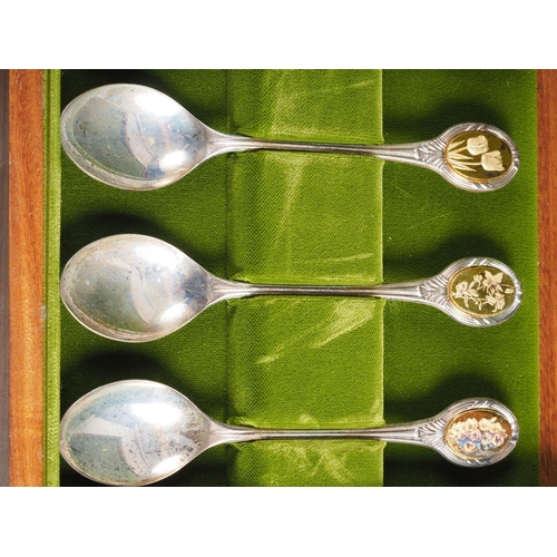 286 - A set of twelve silver Royal Horticultural Society Flower Spoons, all inset with gold plated flower ... 