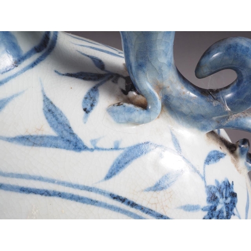 86 - A Chinese blue and white porcelain dragon handled and decorated moon flask, 16 3/4