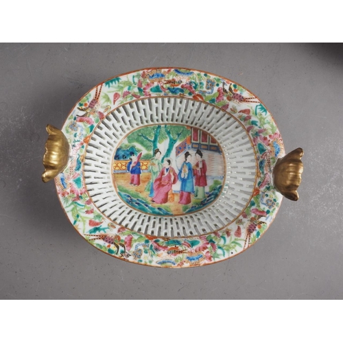 97 - A Chinese famille rose porcelain basket with figures in a landscape decoration, 8