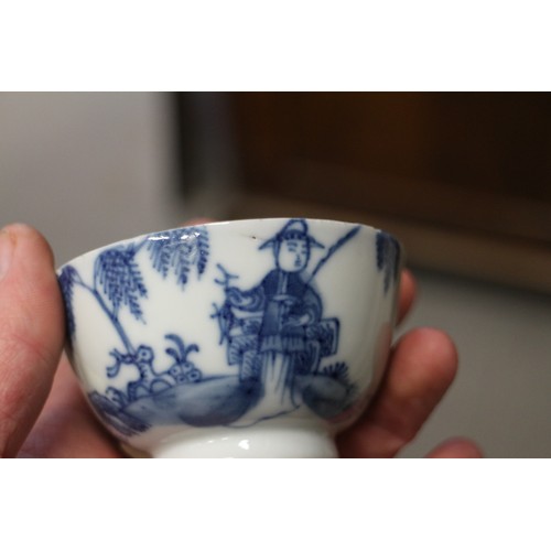 93 - A pair of Chinese blue and white tea bowls with exterior Phoenix decoration, 3