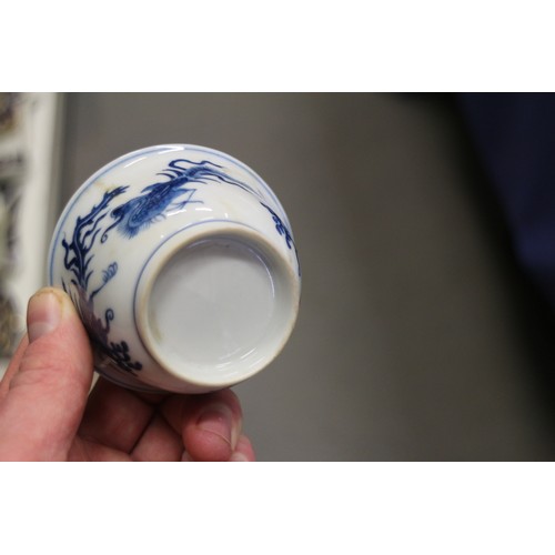 93 - A pair of Chinese blue and white tea bowls with exterior Phoenix decoration, 3