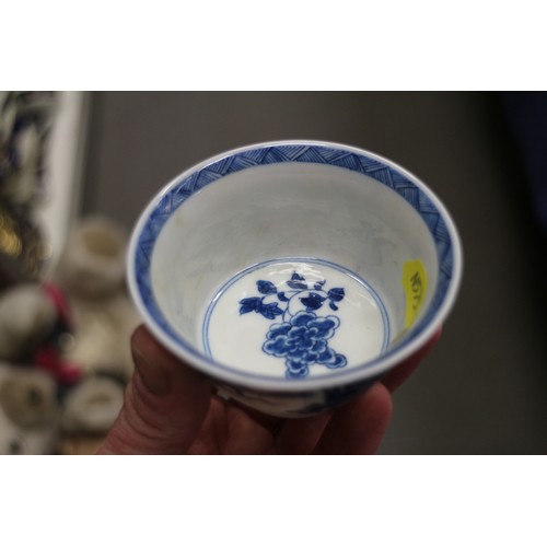 93 - A pair of Chinese blue and white tea bowls with exterior Phoenix decoration, 3