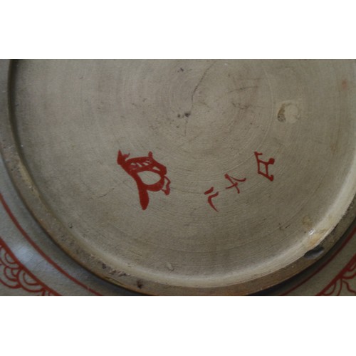 96 - A Chinese famille verte dish with warrior decoration, 12 3/4