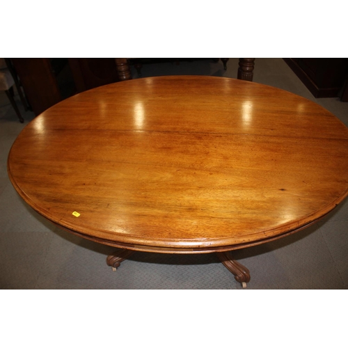 483 - A Victorian mahogany oval loo table, on turned column and quadruple scroll splay supports, 54