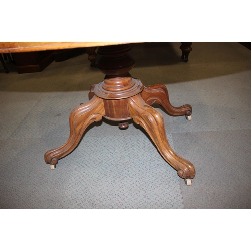 483 - A Victorian mahogany oval loo table, on turned column and quadruple scroll splay supports, 54