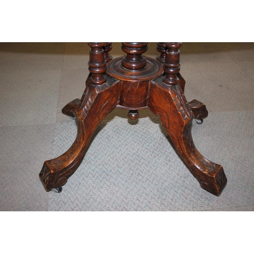 484 - A late Victorian walnut and scroll paterae inlaid oval loo table, on turned column and splay support... 