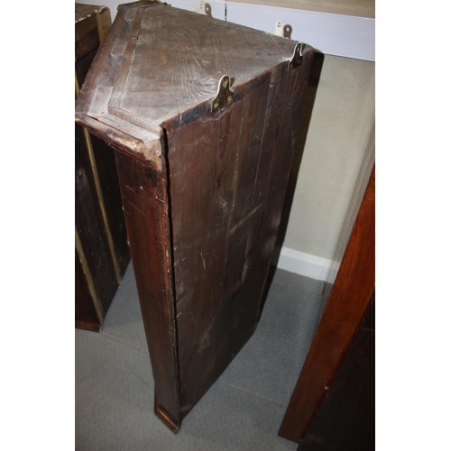 495 - An early 19th century oak and mahogany banded corner hanging cupboard enclosed panelled door, 29